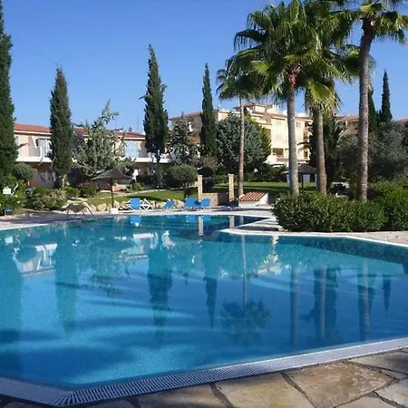 Corner Townhouse In Regina Gardens, Appartement Paphos