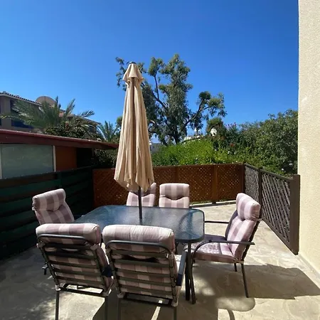 Corner Townhouse In Regina Gardens, Appartement Paphos